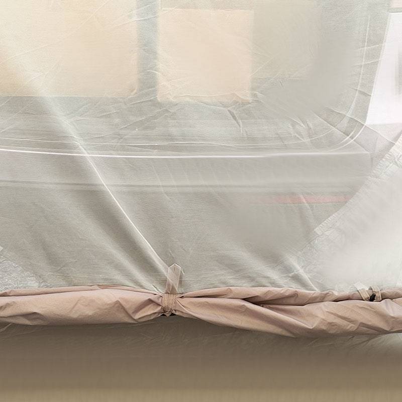 เต็นท์สองชั้นสำหรับการตั้งแคมป์กลางแจ้งที่เชื่อมต่อกับด้านหลังของยานพาหนะ