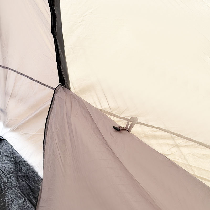 เต็นท์สองชั้นสำหรับการตั้งแคมป์กลางแจ้งที่เชื่อมต่อกับด้านหลังของยานพาหนะ