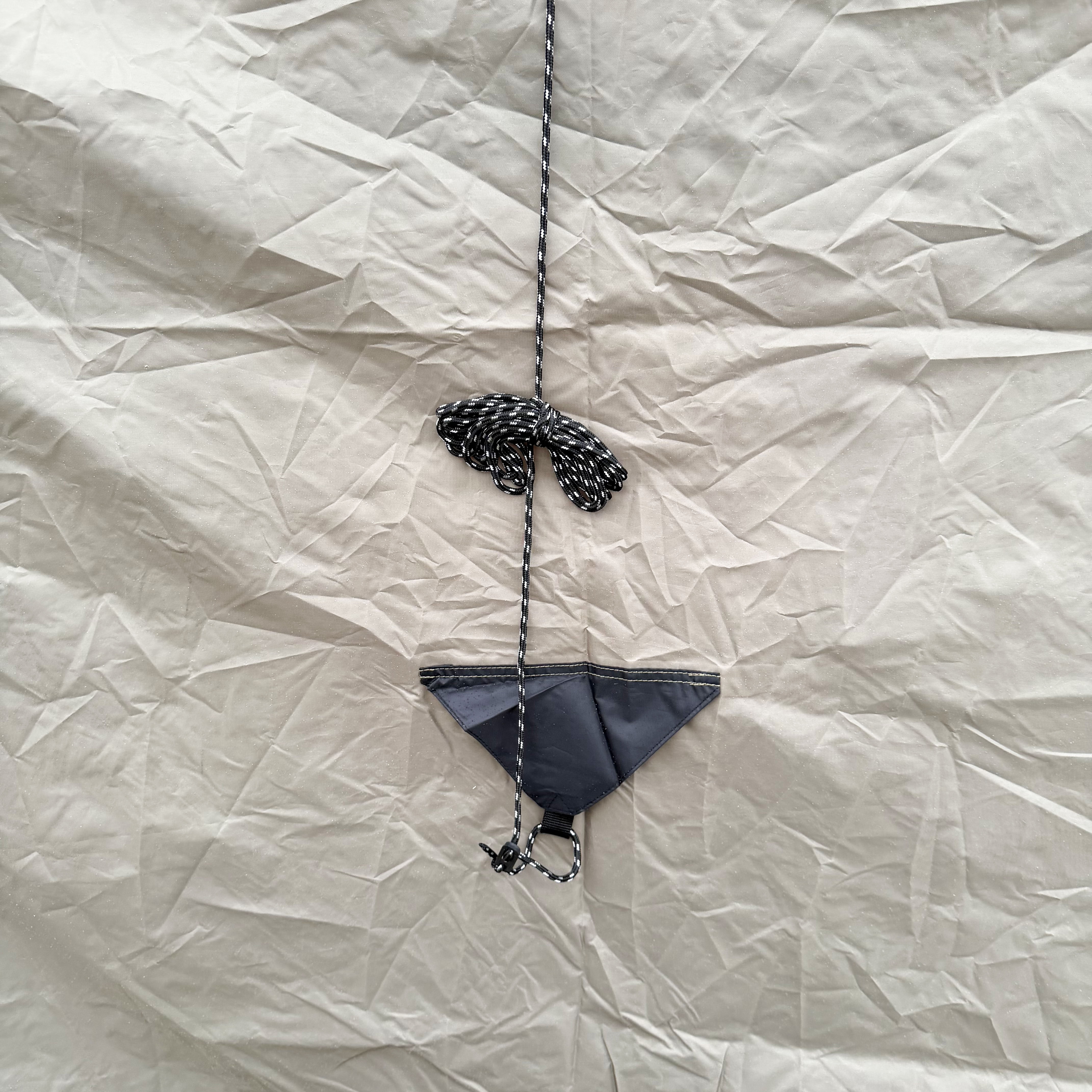 เต็นท์สองชั้นสำหรับการตั้งแคมป์กลางแจ้งที่เชื่อมต่อกับด้านหลังของยานพาหนะ