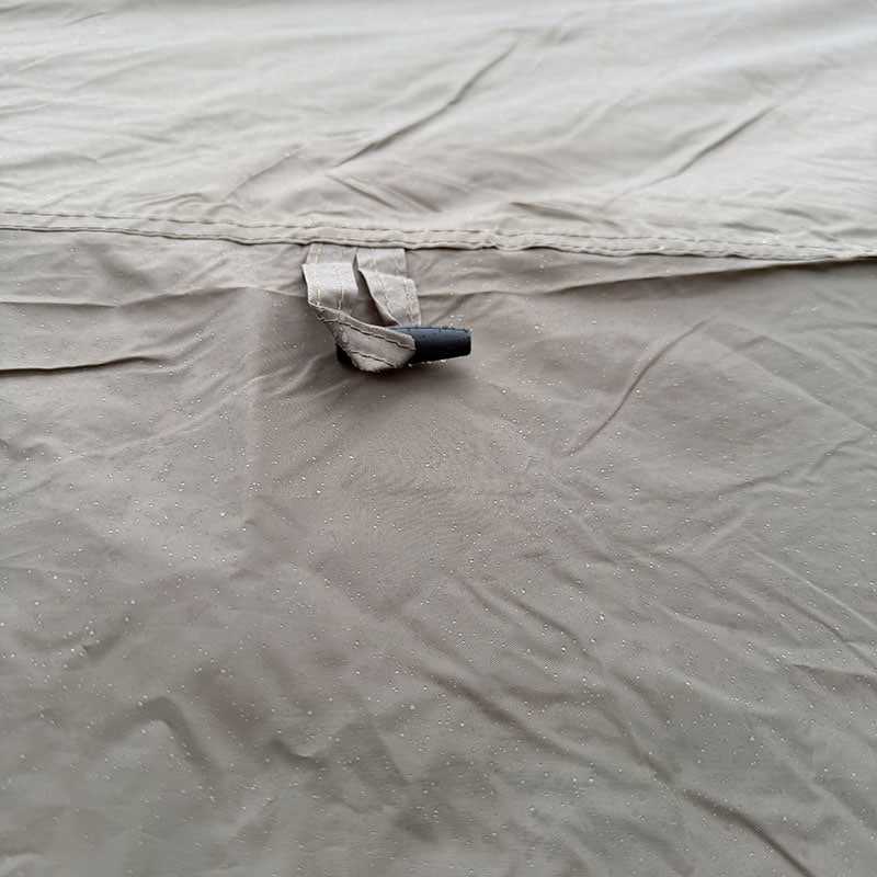 เต็นท์สองชั้นสำหรับการตั้งแคมป์กลางแจ้งที่เชื่อมต่อกับด้านหลังของยานพาหนะ