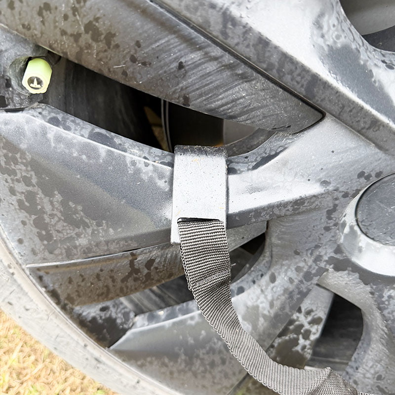 เต็นท์สองชั้นสำหรับการตั้งแคมป์กลางแจ้งที่เชื่อมต่อกับด้านหลังของยานพาหนะ