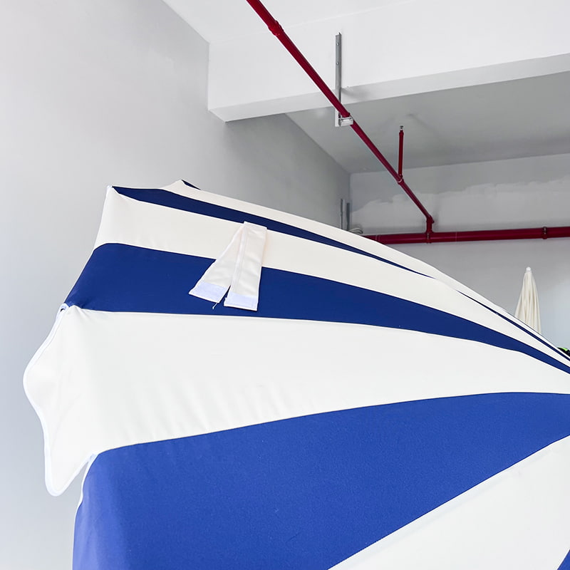 ร่มเจดีย์เย็บปะติดปะต่อสีน้ำเงินและสีขาว 2.5 ม