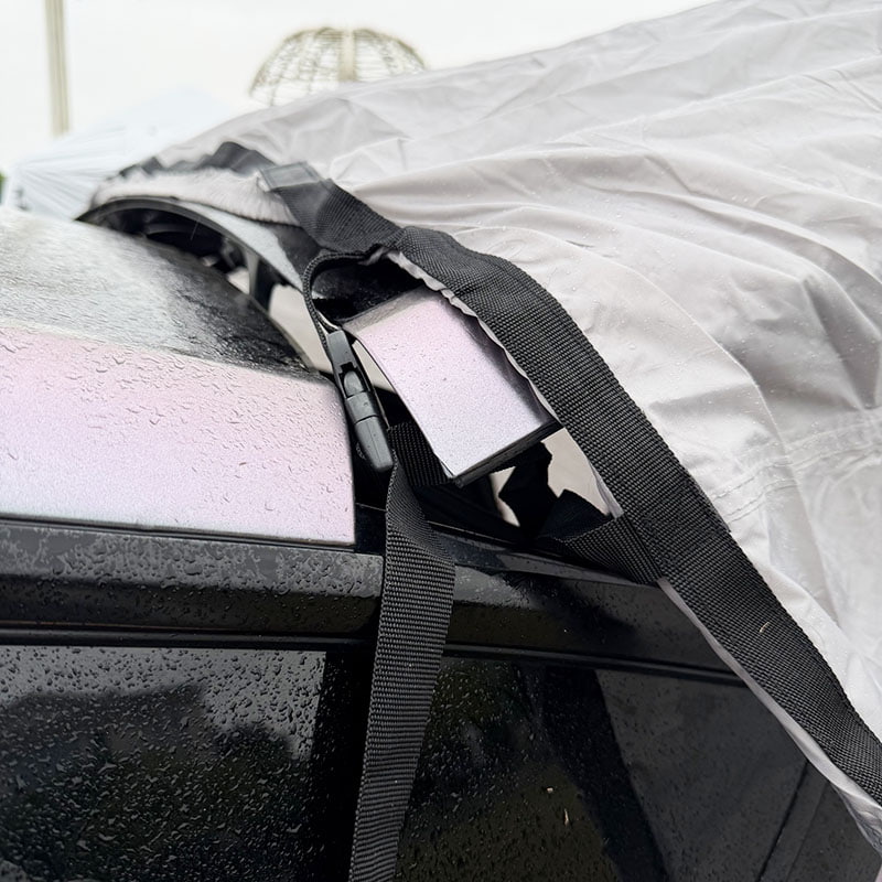 เต็นท์สองชั้นสำหรับการตั้งแคมป์กลางแจ้งที่เชื่อมต่อกับด้านหลังของยานพาหนะ